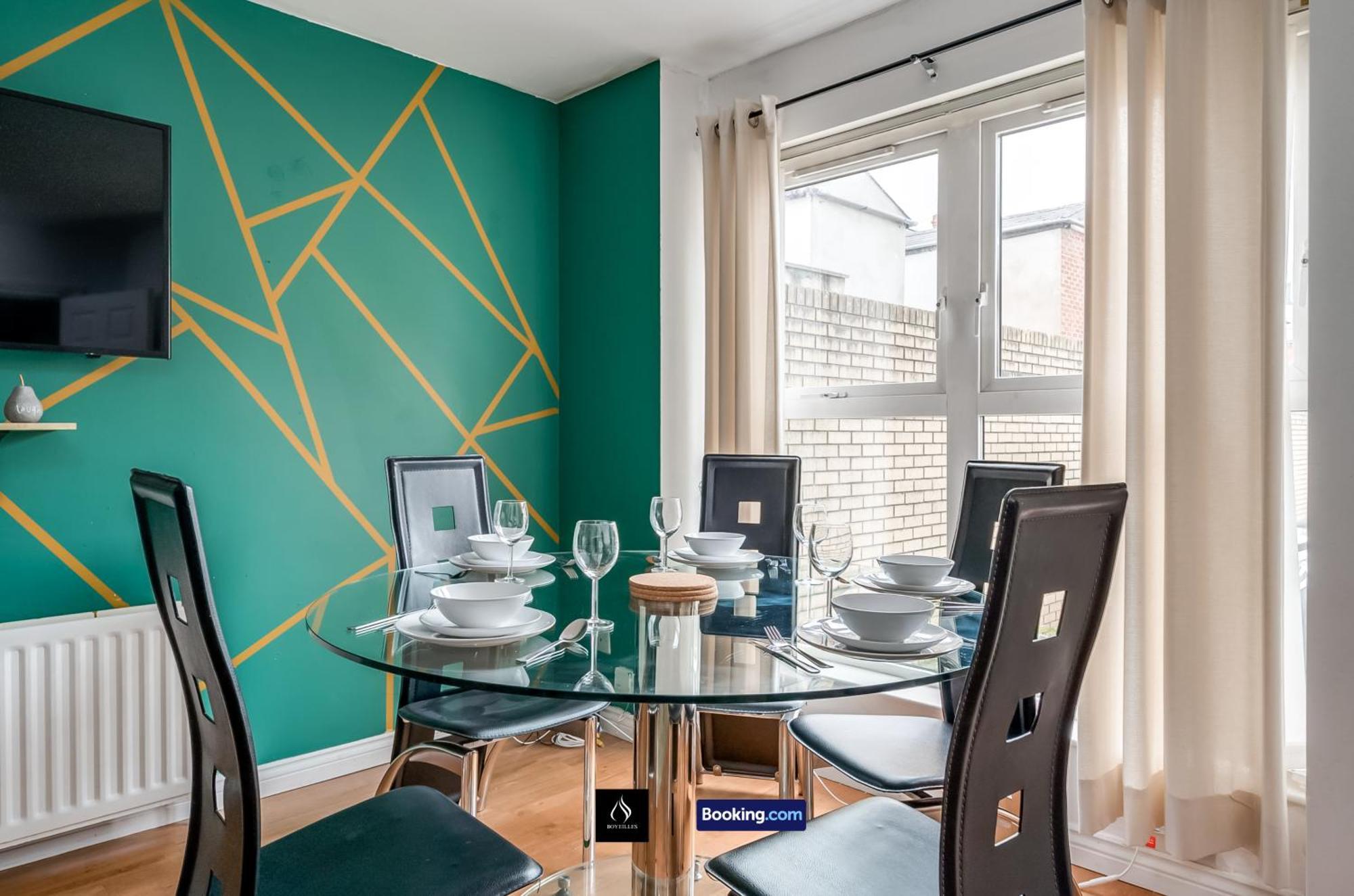 2 Bed House By Boyeilles Apartments Short Lets & Serviced Accommodation Belfast With Balcony & Free Parking Εξωτερικό φωτογραφία