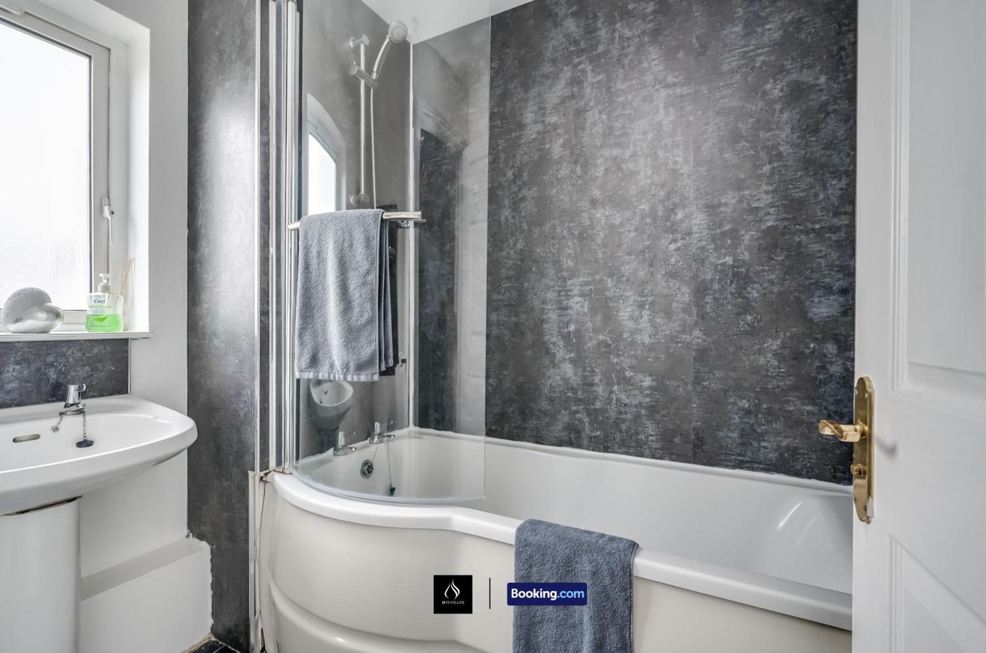 2 Bed House By Boyeilles Apartments Short Lets & Serviced Accommodation Belfast With Balcony & Free Parking Εξωτερικό φωτογραφία